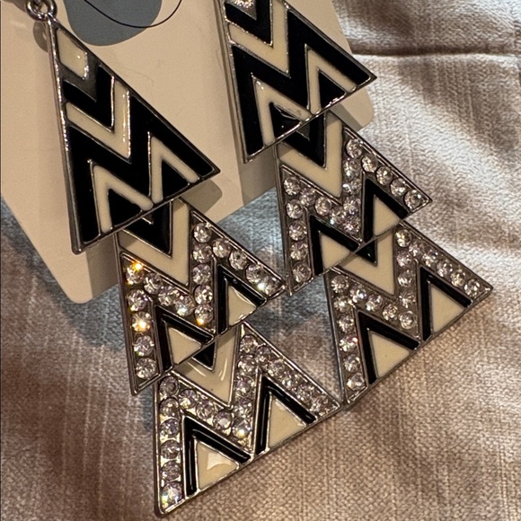 Vintage Jewelry - Vintage Black and Silver Chevron Earrings 3”
zig zigzag